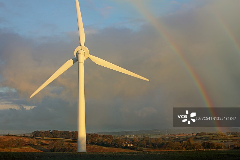 晨曦中的风力涡轮机美景图片素材