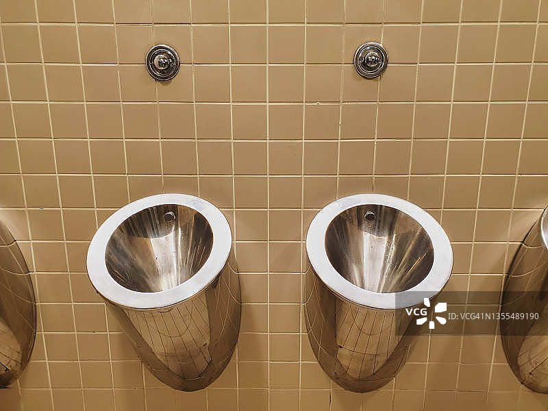 公共场所一排男用小便池特写图片素材