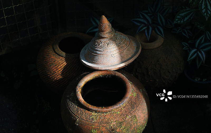 阴凉处的亚洲古代陶罐图片素材