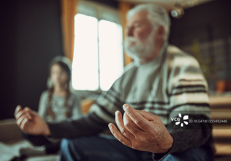 孙女和祖父冥想的画像图片素材