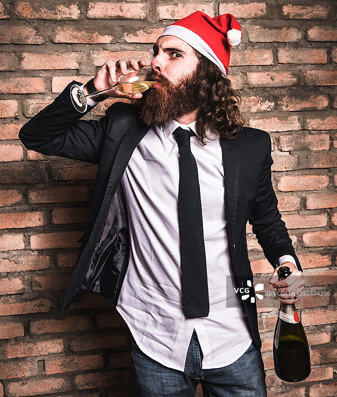戴圣诞帽的醉酒男人图片素材
