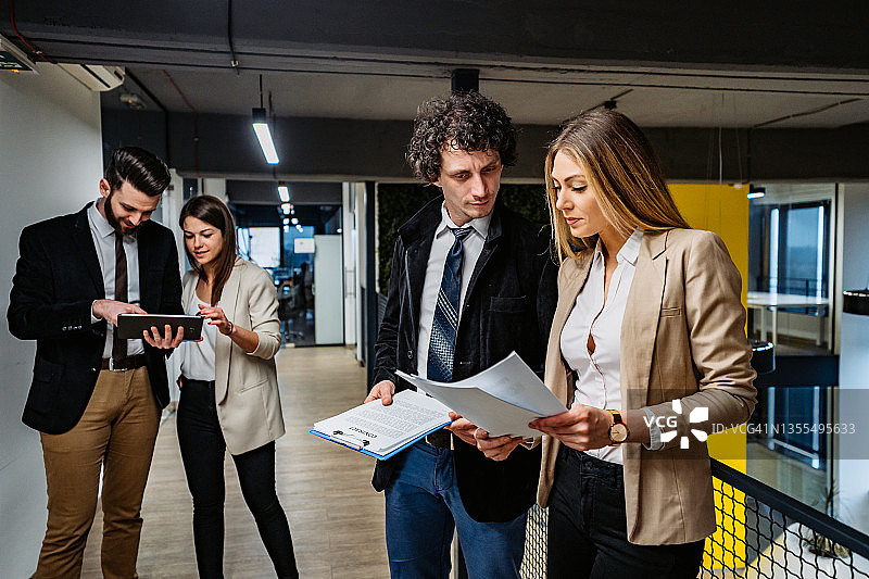 商务人士在走廊里开会图片素材