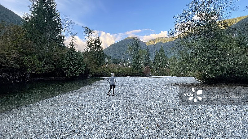 年长的女人在金色耳朵东峡谷徒步图片素材