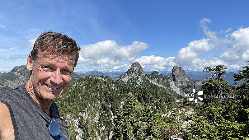 徒步前往狮子峰的年长男人图片素材