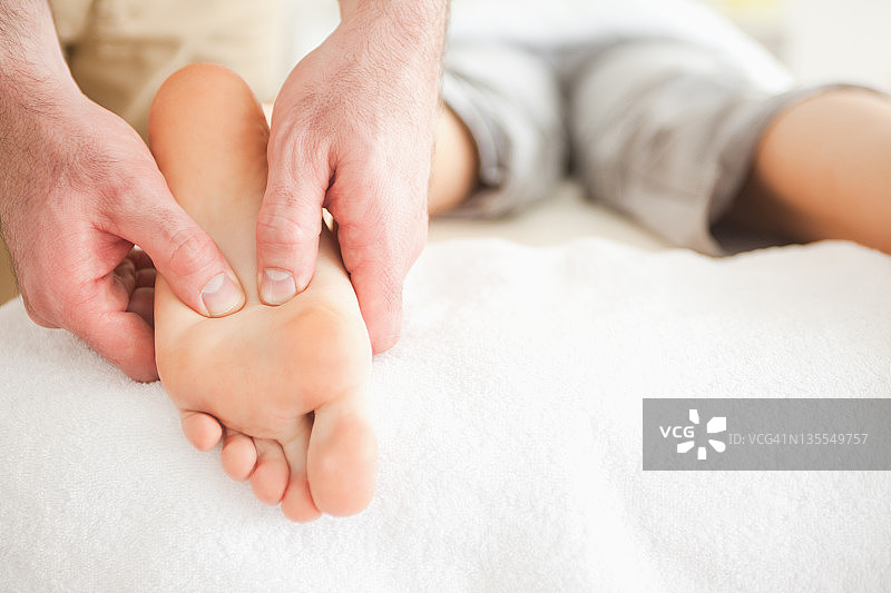 男按摩师给女人做足部按摩图片素材