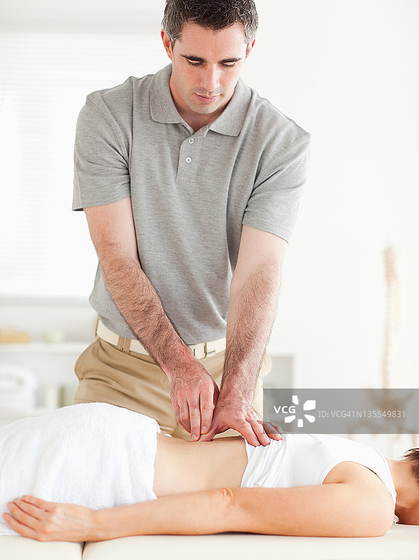 美丽的女人享受背部按摩图片素材