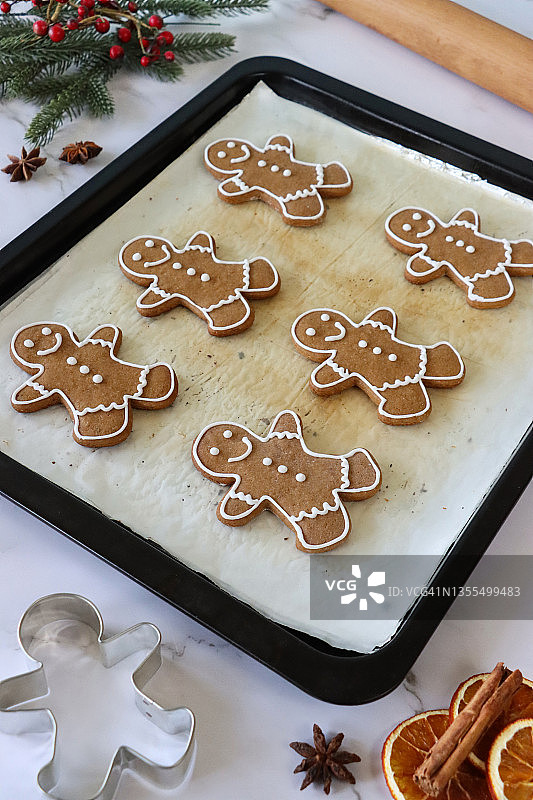 姜饼人饼干，肉桂棒和橙子切片图片素材