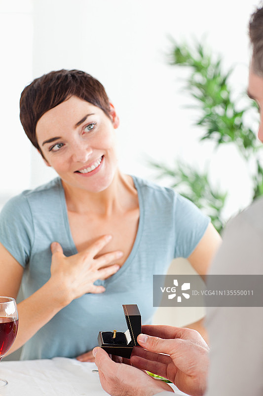 英俊的男人向微笑的女友求婚图片素材