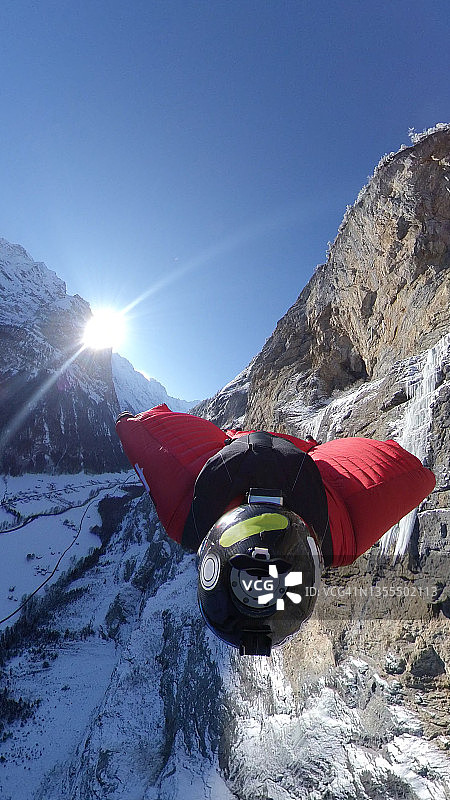 翼装飞行员滑翔飞越瑞士阿尔卑斯山的视角图片素材