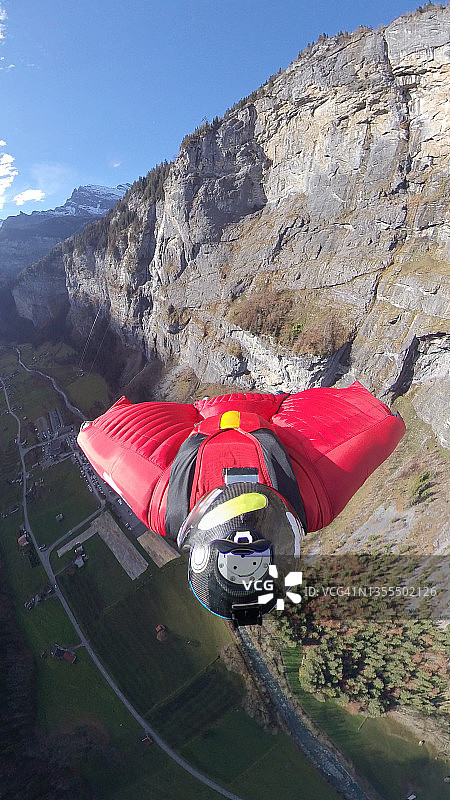 翼装飞行员滑翔飞越瑞士阿尔卑斯山的视角图片素材