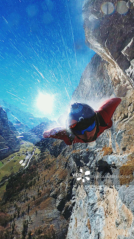 翼装飞行员滑翔飞越瑞士阿尔卑斯山的视角图片素材