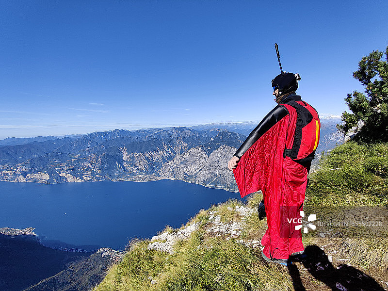 翼装飞行员准备从山脊上跳跃图片素材