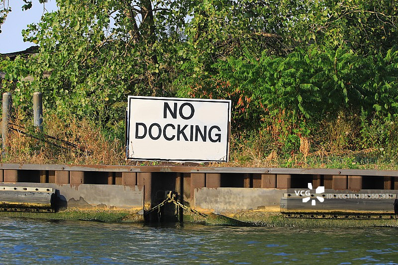 私人海岸线，设有禁止船只停靠的标志图片素材