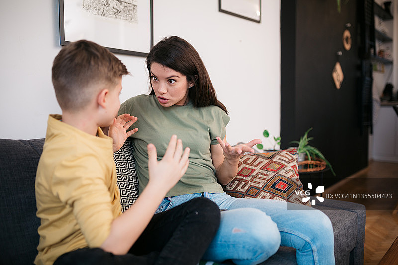 年轻的白人母亲和她的青少年儿子在家中图片素材