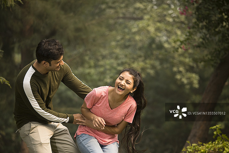 快乐的夫妇在公园里玩耍图片素材