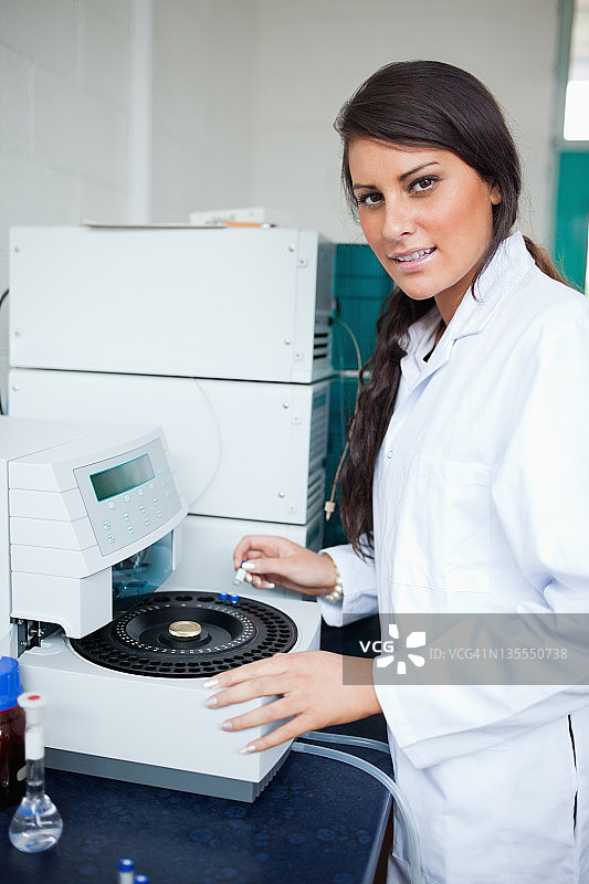 使用离心机的严肃科学家图片素材