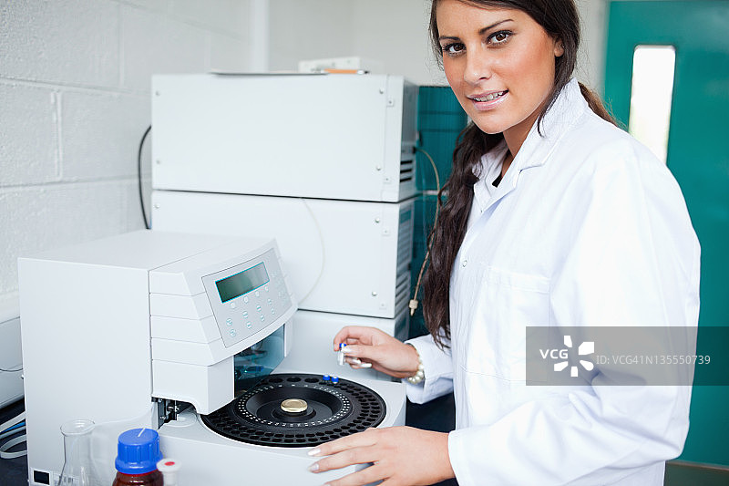 实验室助理正在使用离心机图片素材