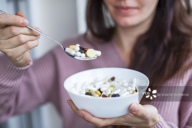 吃药的女人图片素材