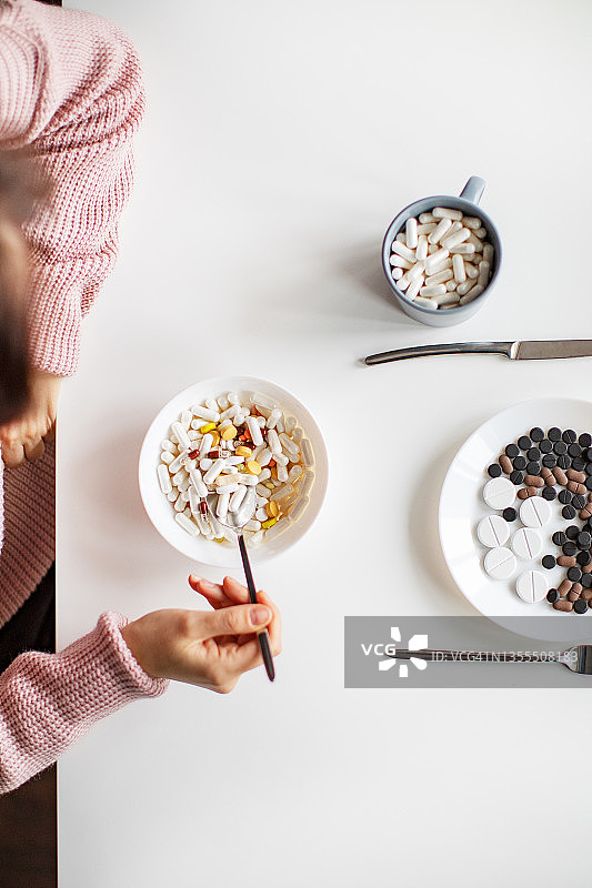 吃药的女人图片素材