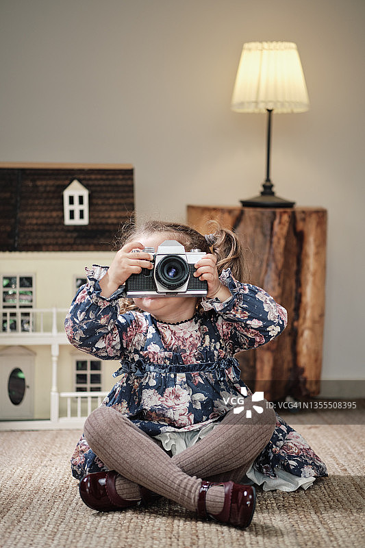 女孩在客厅里制作照相机图片素材
