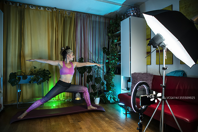 瑜伽教练录制直播视频课程图片素材