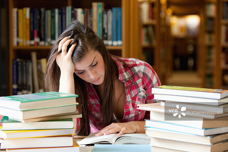 沉浸在书本中的学生图片素材