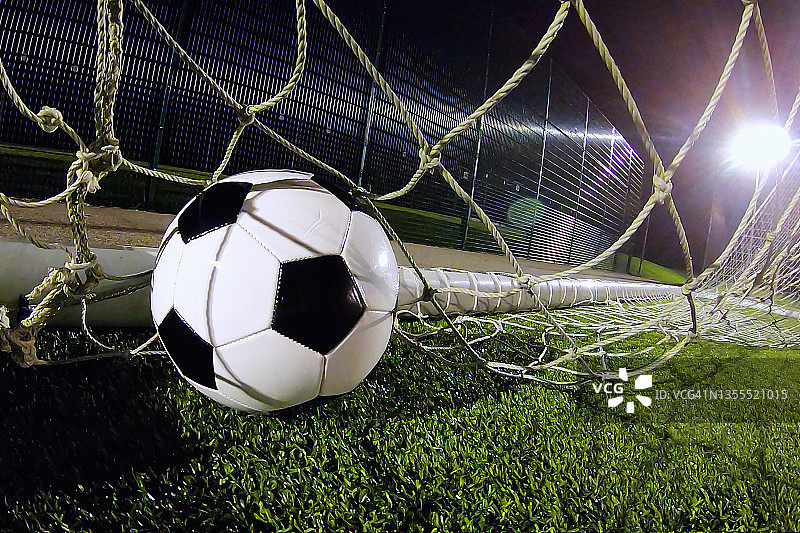 球门角落的足球特写图片素材