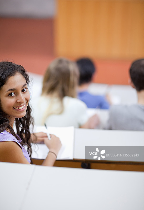 分心的可爱学生肖像图片素材