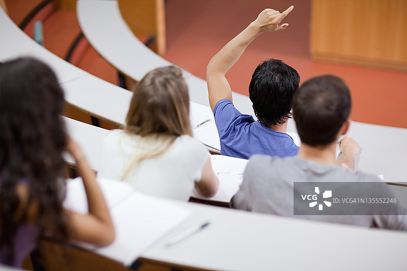 学生举手，同学们在做笔记图片素材