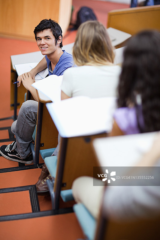 英俊的学生分心的肖像图片素材