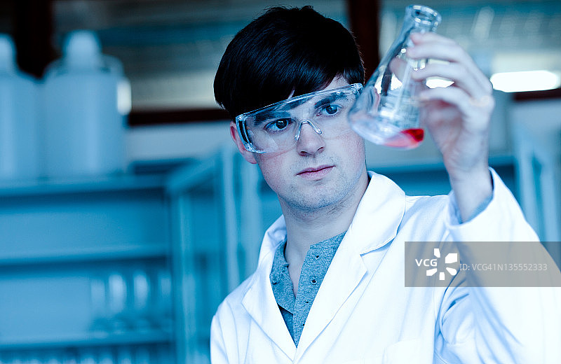 男科学家正在观察锥形瓶图片素材