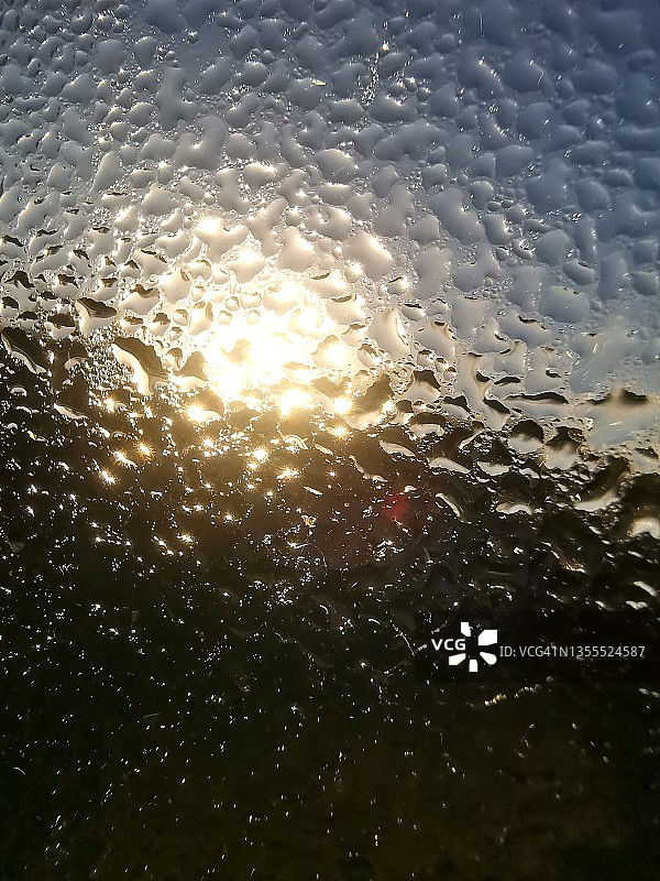 阳光穿过潮湿的窗户图片素材