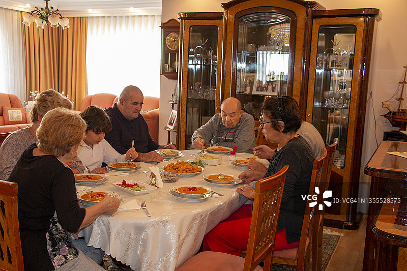 一群老年人在家聊天享用早餐的照片图片素材