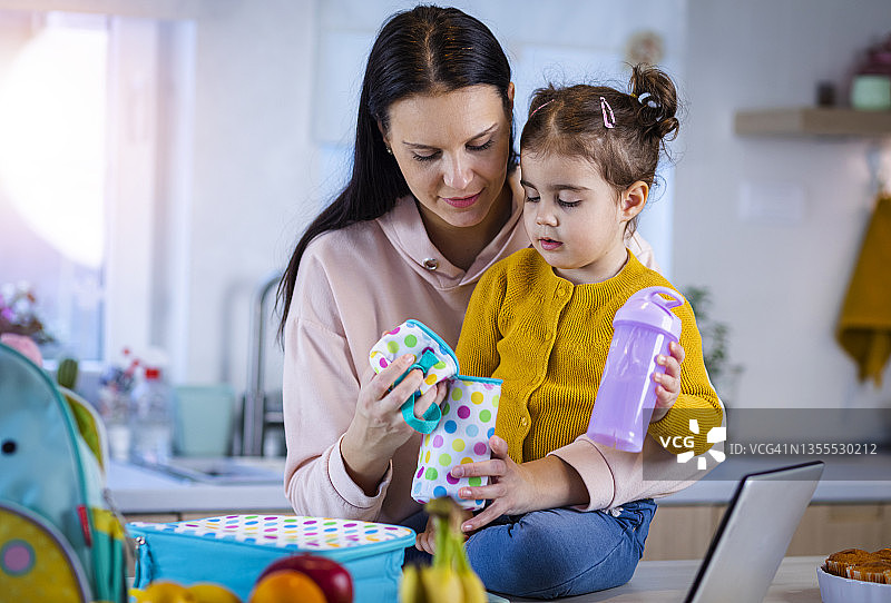 为幼儿园准备午餐图片素材