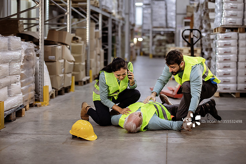 仓库经理倒地，工人呼叫救护车图片素材