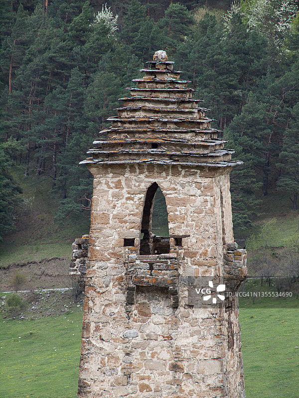 俄罗斯印古什共和国高加索山脉埃基卡尔定居点的旧塔楼图片素材