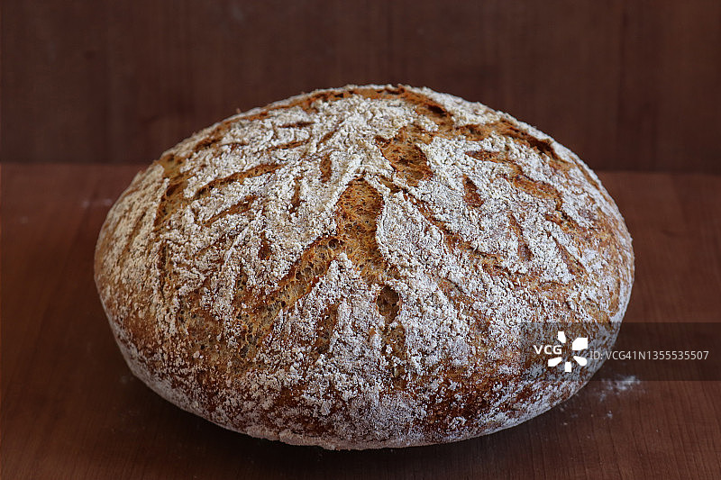 自制荷兰烤箱免揉全麦面包图片素材
