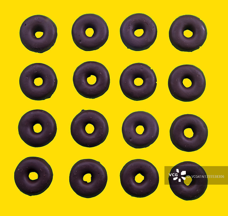 黄色背景下的巧克力甜甜圈图片素材