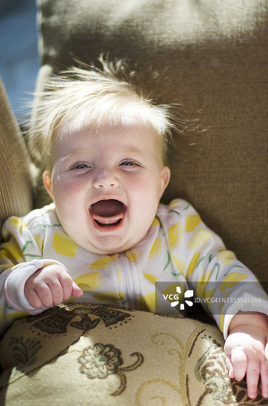 头发因静电竖起的婴儿图片素材