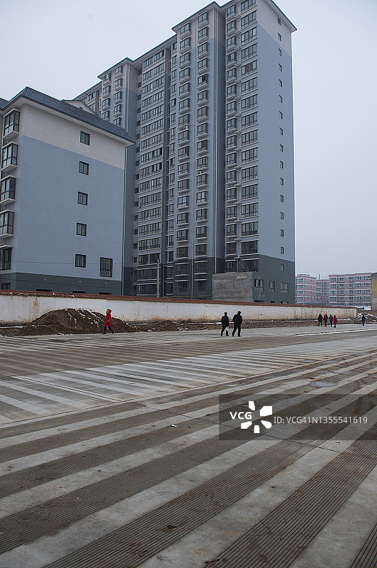 龙贤新区住宅楼的人群图片素材