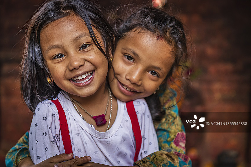 两个小女孩在尼泊尔巴克塔普尔古庙中合影图片素材