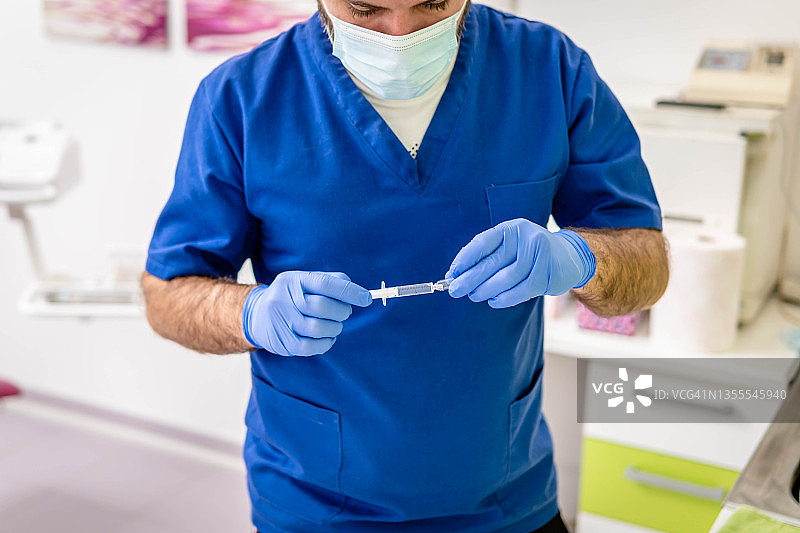 护士准备注射用注射器图片素材