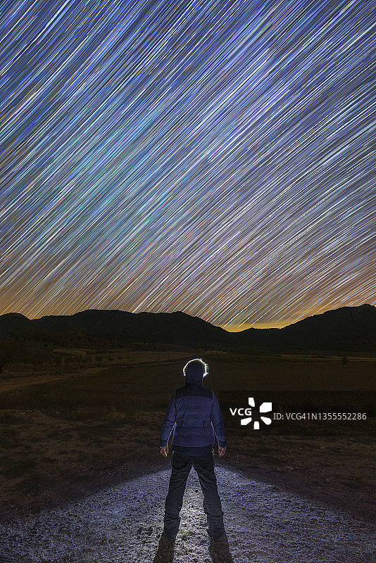 星轨下的男人图片素材