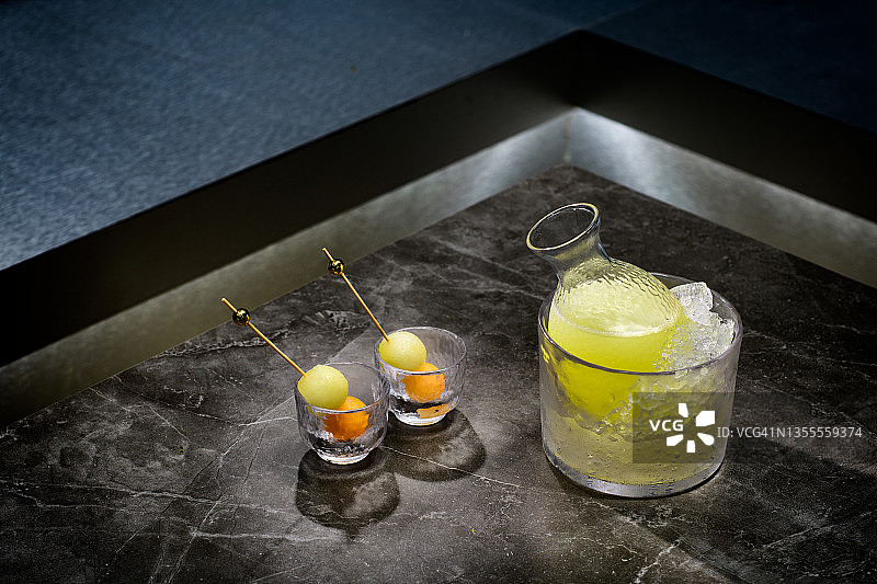 可爱玻璃杯中的哈密瓜饮品图片素材