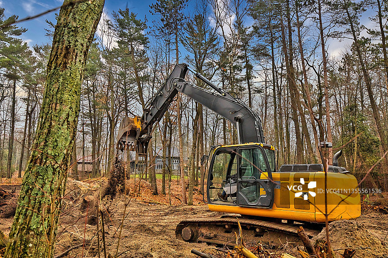 挖掘机清理林地住宅建筑地块图片素材