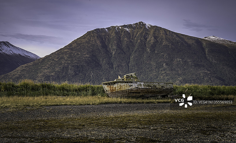 阿拉斯加偏远地区的废弃船只图片素材