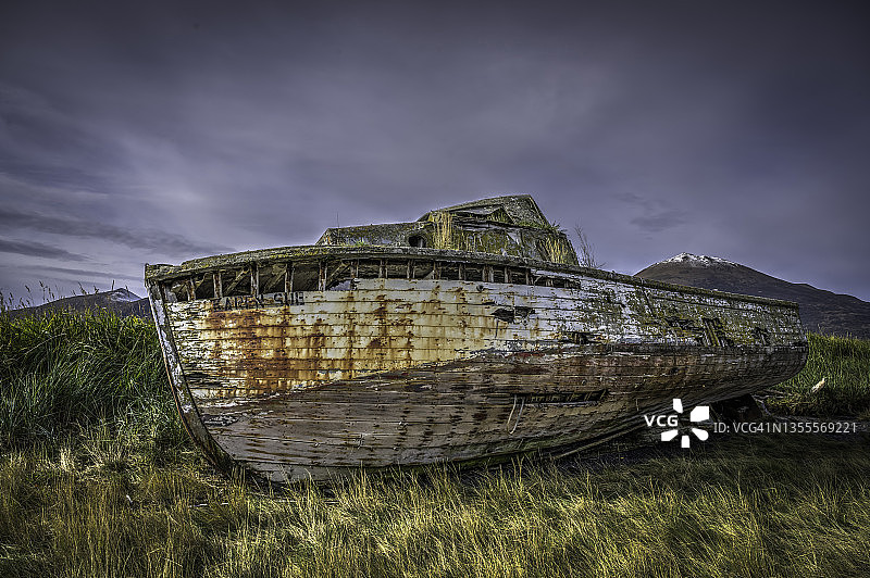 阿拉斯加偏远地区的废弃船只图片素材