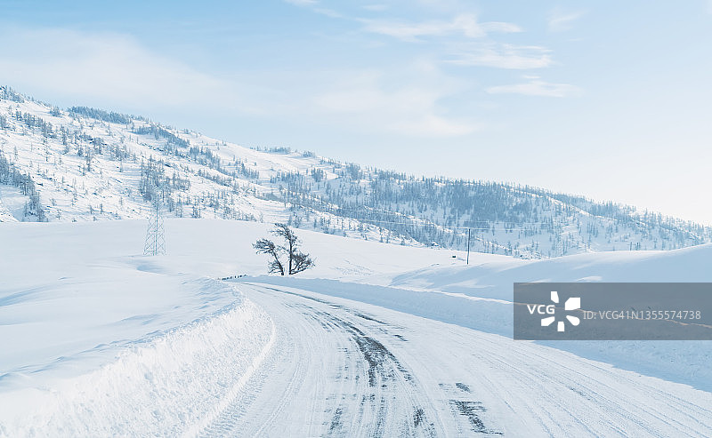 冬季雪景弯曲道路图片素材