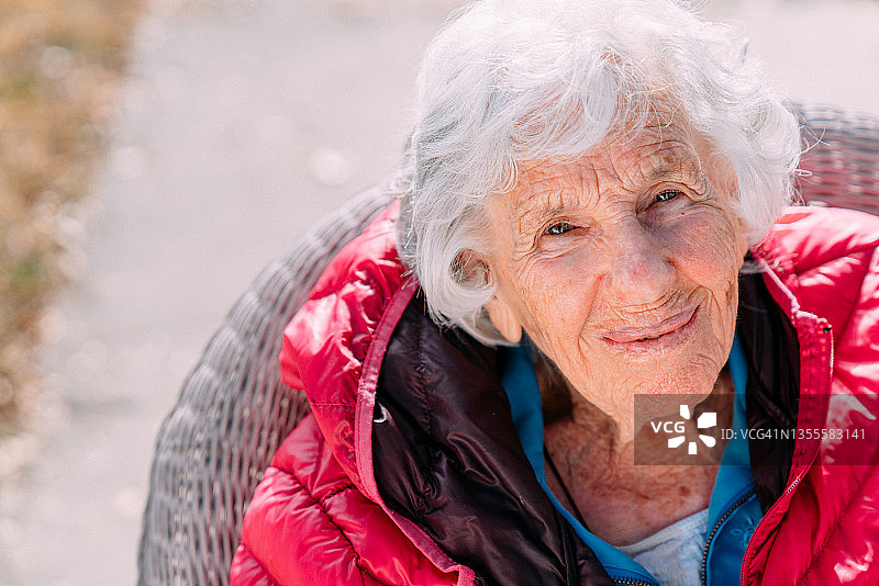 在冬季户外就坐的快乐的百岁老人图片素材