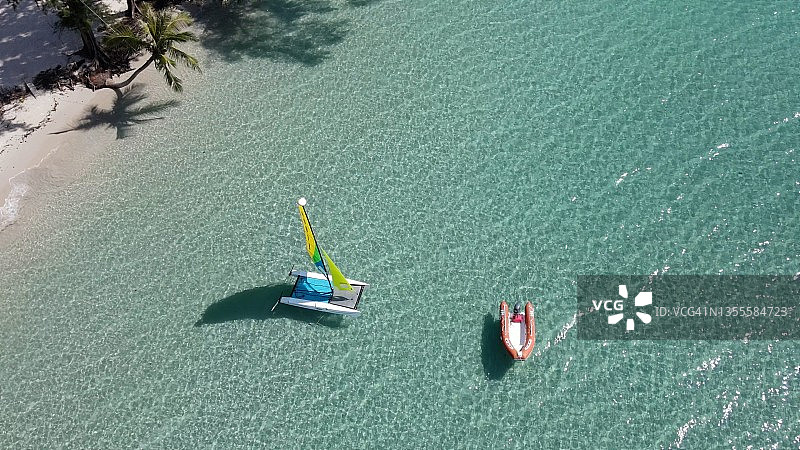航拍泰国阁骨岛碧绿海水上的橡皮艇和双体船图片素材